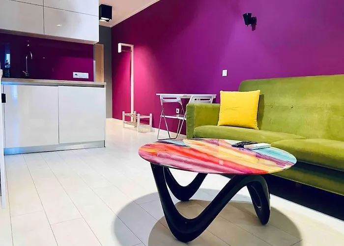 Magenta Apartment With Free Wifi